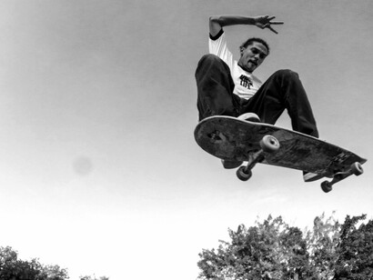 Naquele mesmo dia, ele havia aprendido a completar uma nova manobra de skate: um hardflip que vinha tentando havia semanas. Conseguiu acertar sozinho na quadra da escola, mais cedo, antes dos portões abrirem para a feira. Pensou, por um segundo, que se encontrasse Marina depois, poderia comentar sobre isso, fazer piada, puxar assunto. Mas o pensamento passou, como todos os outros