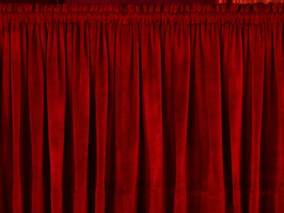 Sipario teatrale chiuso dopo la fine di uno spettacolo