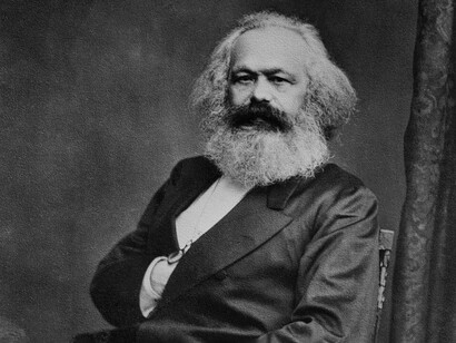 Karl Marx propone que el trabajo humano es la fuente del valor, pero bajo el capitalismo, ese valor es apropiado por quienes controlan los medios de producción