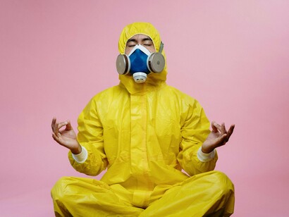 Ora pelas minhas contas, a pandemia e os conflitos armados que se desencadearam ao longo dos últimos anos, parecem não ter surtido grande efeito nesse sentido. Então o que irá tornar as pessoas mais empáticas e menos invejosas? Talvez, um bom ensinamento fosse experienciarmos o que outros viveram na pele