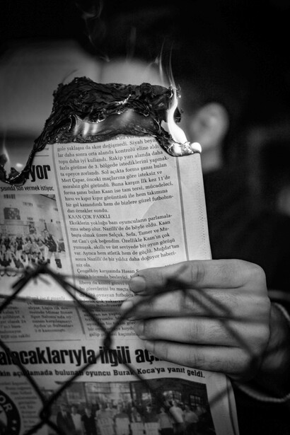 La concentración de medios y la precarización laboral también amenazan la independencia de la prensa, facilitando la cooptación informativa por intereses económicos y partidarios