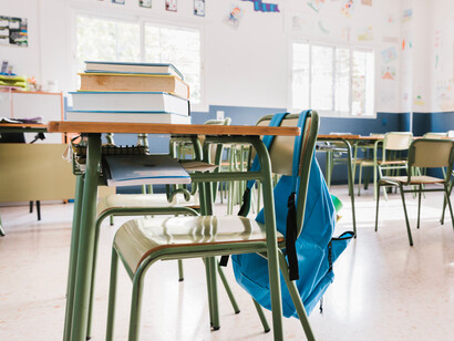 Banco vuoto. Molte, troppe persone sono ancorate ad un concetto di scuola che genera ansia, inquietudine e che in molti casi porta nei soggetti poco motivati all’abbandono scolastico e in quelli fragili, nel peggiore dei casi, anche al suicidio