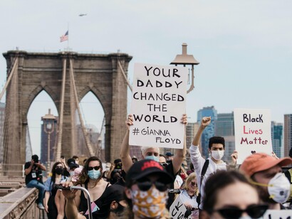 Manifestação do movimento Black Lives Matter em Nova Iorque, Estados Unidos. Os movimentos identitários trouxeram à tona a importância de reconhecer e valorizar as experiências e perspectivas únicas de grupos marginalizados. A cultura woke incorpora essa abordagem, promovendo uma compreensão mais profunda das injustiças sociais e destacando a necessidade de um ativismo que leve em consideração as nuances das identidades sociais. Essa perspectiva inclusiva tem contribuído para um diálogo mais rico sobre desigualdade e injustiça, estimulando a criação de espaços mais equitativos