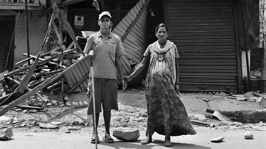 Dhading Besi, Nepal, 2015
 “Un giorno l’ho incontrata e ci siamo innamorati. I miei vicini non mi crede- vano quando ho detto loro che mi sarei sposato. Oggi aspettiamo il nostro primo figlio. Sarà dura, il terremoto ha distrutto la nostra casa, ma ce la faremo e non vediamo l’ora che nasca.”
40 x 40 cm
©Christian Tasso
