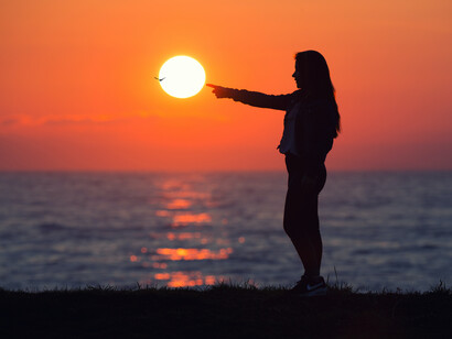 Entendo o Sol porque ele toca minha boca,
porque o círculo de fogo invade o redondo dos olhos e porque ele morre e se espalha no sacrifício das águas