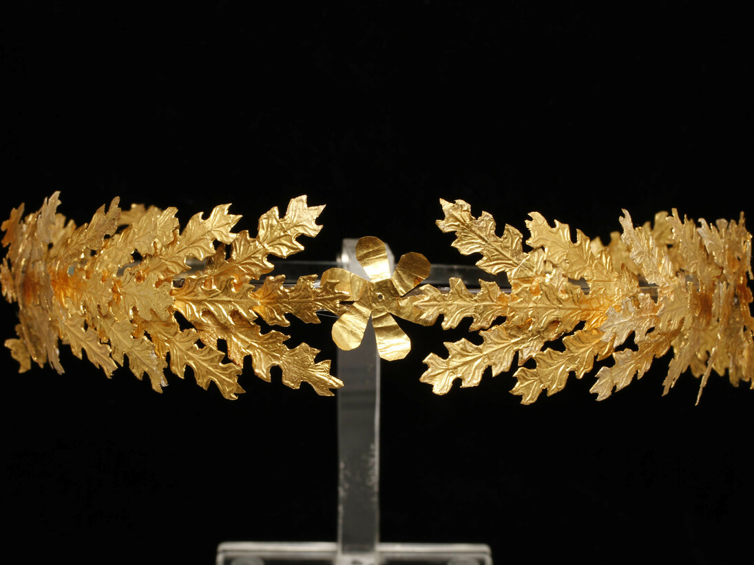 Corona aurea a foglie di quercia
oro, bronzo, II sec. a.C.,
Taranto, Museo Nazionale Archeologico,
Su concessione del Ministero dei Beni e delle attività Culturali e del Turismo – Soprintendenza Archeologica della Puglia – Archivio Fotografico (foto di P. Buscicchio)
