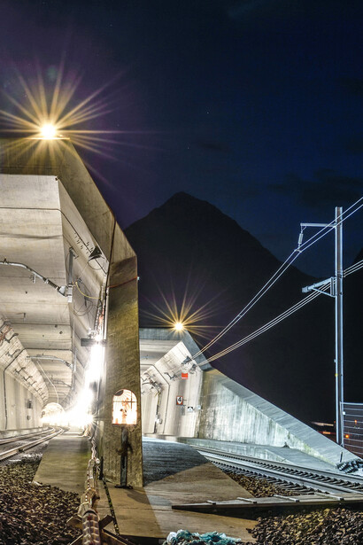 Il tunnel del San Gottardo di notte