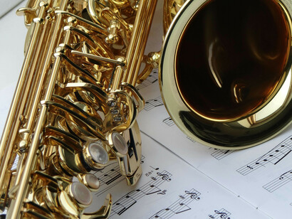 En enero, la ciudad de Mercedes se transforma en un escenario vibrante para el festival Jazz a la Calle, donde músicos internacionales se presentan en la Manzana 20