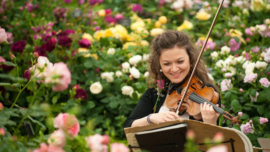 Una violinista ameniza la jornada en una pasada edición del Chelsea Flower Show