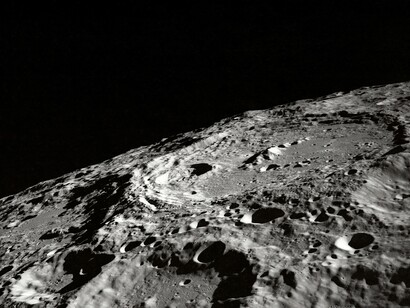 Reid Wiseman, Victor Glover, Christina Koch e Jeremy Hansen hanno stabilito anche un nuovo record di distanza raggiunta dagli esseri umani, arrivando a 248.655 miglia dalla Terra durante il sorvolo lunare. Foto della Luna, credits: NASA