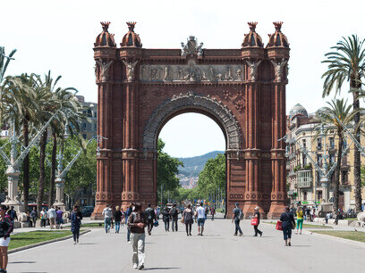 La proyección internacional que la Exposición dio a Barcelona fue impagable. Además, planteada en un momento de depresión económica, revitalizó al sector de la construcción, y el número de visitantes proporcionó grandes ingresos a todos los sectores de la ciudad.  El Arco de Triunfo fue la entrada principal a la Exposición Universal de Barcelona, España