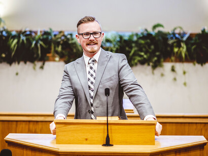 En plena tertulia literaria mi amigo me entregó una solicitud, firmada por 13 escritores -siete mujeres y seis hombres- para proponerme ser el candidato 250. Me opuse dos veces, pero a la tercera, acepté, entre condolido y desasosegado