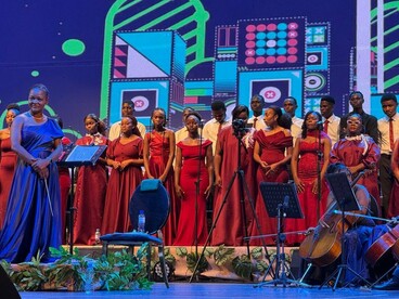 A Orquestra Xiquitsi e o coro ocupam o palco do Centro Cultural Moçambique-China durante o concerto “O Compositor”. A aposta em instrumentos reais e execução ao vivo foi um dos pilares da proposta de Nelson Tivane
