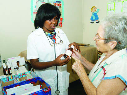 Doctora cubana en un consultorio de Venezuela