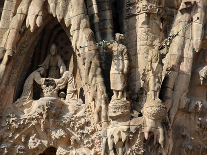 Detalle del Pórtico de la Caridad.

La idea de levantar un templo expiatorio dedicado a la Sagrada Familia fue del librero barcelonés Josep Maria Bocabella, que en 1881 compró un gran solar en el barrio del Ensanche que se estaba levantando, pero no cerca del centro sino en una zona completamente yerma