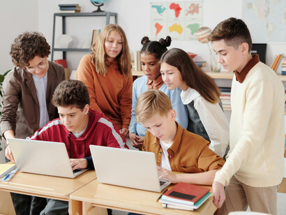 O engajamento transcende a presença física em sala e abrange uma conexão mais profunda do aluno com o conteúdo, os pares e o processo de aprendizagem