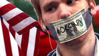 Activista del movimiento "Occupy Wall Street" con la boca tapada