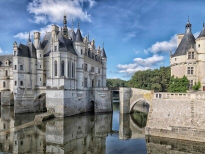 Chenonceau è spesso chiamato "Il Castello delle Donne" perché è stato modellato e arricchito principalmente da donne influenti. Tra queste, spiccano Caterina de' Medici e Diana di Poitiers. Ognuna di queste donne ha lasciato un'impronta unica sul castello, con Diana che ha commissionato la costruzione del ponte sul fiume Cher e Caterina che ha aggiunto i giardini e la famosa galleria sopra il ponte, Francia