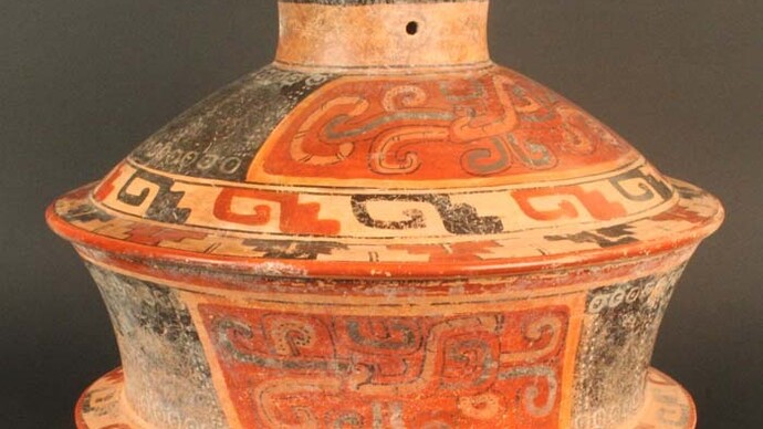Figura antropomorfa femenina

Materiales: Cerámica

Clásico Tardío 600- 900 d.C.

Medidas: 231mm de alto x 160mm de ancho