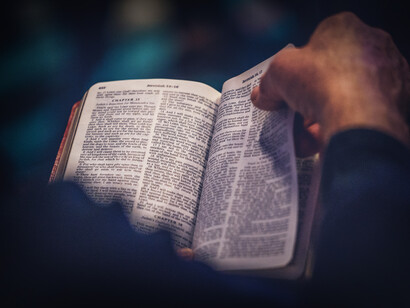 Hombre leyendo la Biblia, libro sagrado del cristianismo