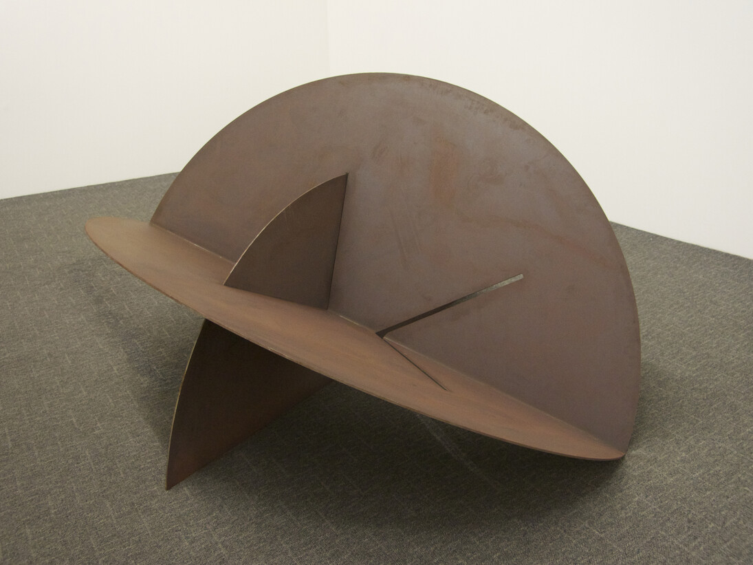 Dobras, 2015, Steel, 90 x 210 x 210 cm, photo Christiana Carvalho 
