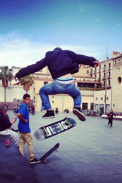 Boys snowboarding in Raval