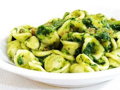 Orecchiette con cime di rapa. Le cime di rapa, tipiche della Puglia, sono ricche di nutrienti e vengono spesso utilizzate in piatti iconici come le orecchiette con le cime di rapa