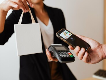 Mãos, smartphone e terminal de pagamento compõem uma cena cada vez mais comum no comércio. À medida que a moeda se torna digital, cada transação deixa de ser apenas uma troca entre comprador e vendedor e passa a integrar um sistema de registros
