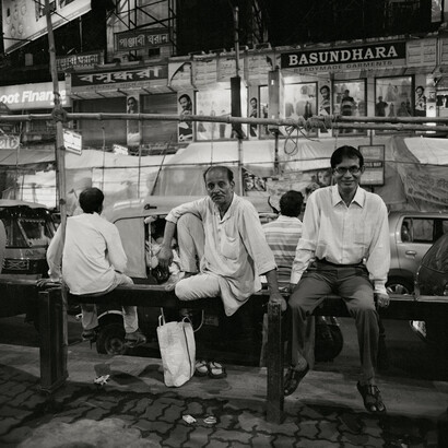 Patrick Faigenbaum, Homme assis sous l’autoroute urbaine du quartier de Gariahat, Kolkata sud, octobre 2014, Tirage au chlorobromure d’argent © Courtesy Patrick Faigenbaum et Galerie Nathalie Obadia, Paris/Bruxelles