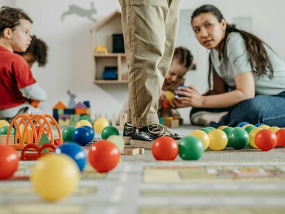 Crianças aprendem com a ajuda jogos na escola. Esse tipo de aprendizado baseado em experiências torna o processo muito mais eficiente, pois estimula a curiosidade natural das crianças e as motiva a continuar aprendendo. Quando os alunos se divertem, o processo de aprendizagem se torna mais envolvente e memorável, o que facilita a retenção a longo prazo do material estudado