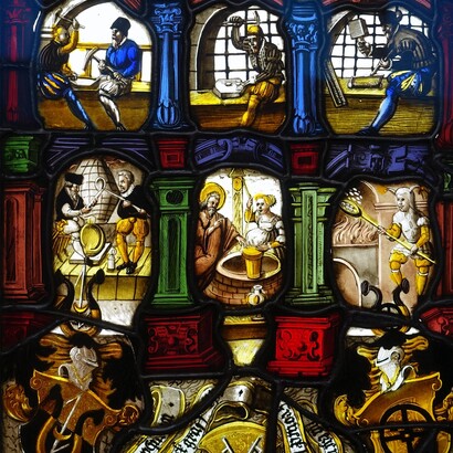 Vetrata che illustra la produzione di monete, commissionata da Wernhartt Zenckgraff, coniatore di monete a Sciaffusa, 1565 d.C. - Bode-Museum, Berlino, Germania. Stampare una banconota costa pochi centesimi, ma il suo valore nominale è migliaia di volte superiore: ecco il cuore del signoraggio