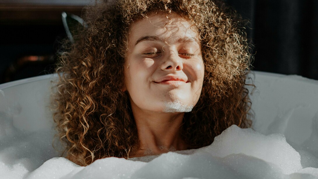 Decidi mudar, me matriculei na academia, procurei uma nutricionista, fiz uma dieta, passei a ter uma rotina mais saudável, comecei a dormir melhor e, aos poucos, tudo foi se encaixando. De uma vida entediante e sobrevivente da própria sorte, passei a ser uma inspiração de saúde e bem-estar e me tornei, de fato, a protagonista da minha própria vida. Passei a ser o orgulho da minha nutricionista e da minha terapeuta pois me permiti encontrar um novo caminho em meio ao caos que eu estava vivendo. Passei a de fato, ter fé de que as coisas melhorariam