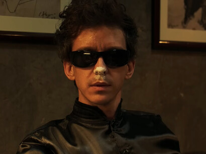 La película juega con la ambigüedad y el simbolismo, creando una atmósfera incómoda que refleja las tensiones del ser humano ante lo desconocido