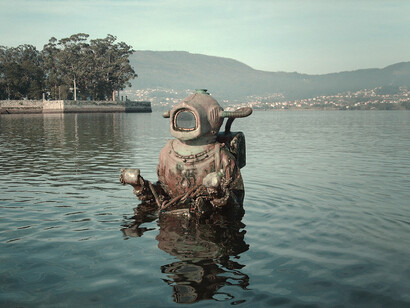 Estatua del capitán Nemo en la playa de Cesantes, Vigo, España 