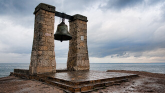 "La campana de niebla" se fundió en 1778 a partir de cañones turcos capturados por el Ejército Imperial Ruso durante la Guerra Ruso-Turca de 1768-1774. La campana muestra representaciones de dos santos patronos de los marineros, San Nicolás y San Focas. Campana de Quersoneso, Crimea, Ucrania