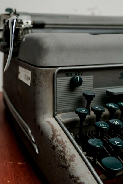 Objetos que já perderam utilidade prática continuam exercendo função emocional. Uma caneca trincada pode parecer lixo para qualquer visitante, mas para seu dono é o último vestígio de um relacionamento, de uma viagem ou de uma tarde particularmente feliz. O valor está menos na coisa e mais no que ela aciona
