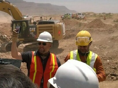 Operarios desentierran los cartuchos