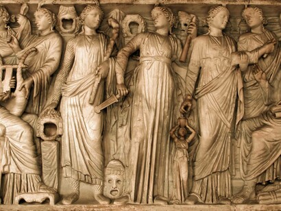 Fronte di sarcofago con le muse, 250 ca. con integrazioni del XVIII sec, Arte romana nei Musei Vaticani, Città del Vaticano