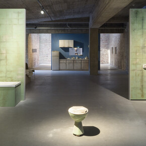 Ersan Mondtag, Asbest, exhibition view. Courtesy of König Galerie