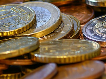 Un’Europa realmente coesa avrebbe dovuto puntare su convergenza economica, sostenibilità e riduzione delle diseguaglianze, invece di affidarsi esclusivamente alla moneta unica