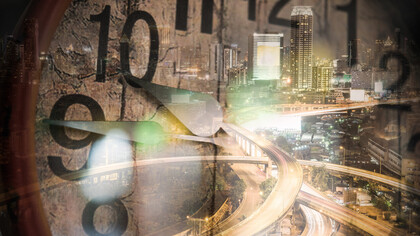 L'autoroute infinie reflète la rapidité avec laquelle nous percevons le passage du temps