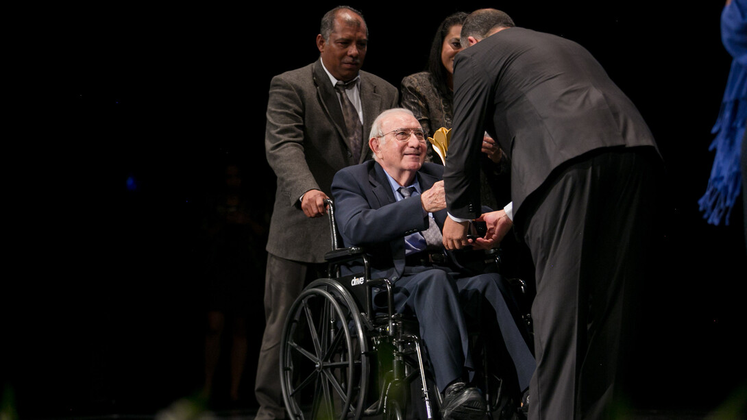 Juan Jaramillo Antillón recibe de manos de Luis Guillermo Solís Rivera, presidente de Costa Rica, la estatuilla del Premio Nacional de Cultura Magón 2016. Fotografía de Roberto Carlos Sánchez