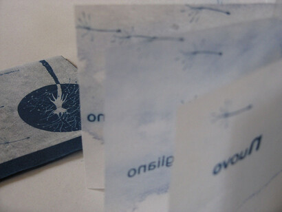 Pagina - testo di Laura Anfuso, Progetto e grafica di Manuela Marchesan, cianotipia su fisellina, collana LetterainParola, 2015
