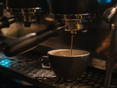 Caffè viene erogato dalla macchinetta di un bar