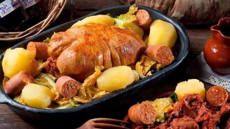 Plato de botilo servido con otras delicias del Bierzo