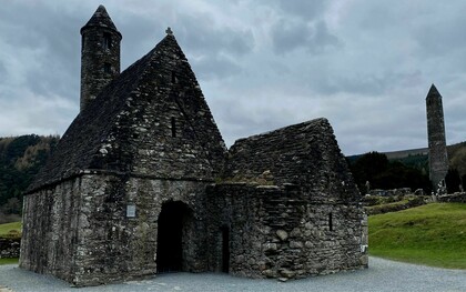 Un recorrido por el histórico valle de Glendalough revela antiguas torres de piedra y cruces celtas envueltas en leyendas de santos y fantasmas. Iglesia de San Kevin, Glendalough, Irlanda