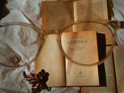 "Emma", de Jane Austen. Nas palavras de Ronald Blythe, é “a mais feliz das histórias de amor, a mais diabolicamente difícil das histórias de detetive e uma enciclopédia incomparável de humor inglês”