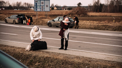 Familia inmigrantes en la frontera de México con Estados Unidos 