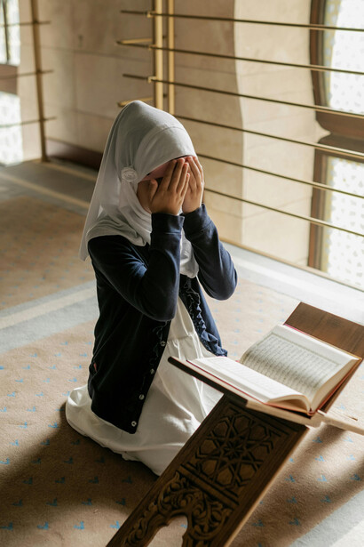 Bambina islamica che prega. Norme europee e tradizioni religiose: il conflitto nell'accoglienza dei nuovi arrivati