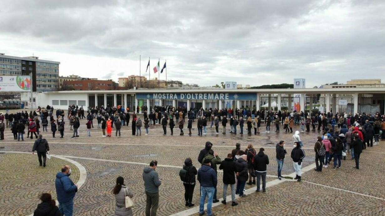 In coda per il vaccino a Napoli